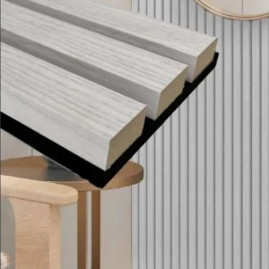 Akustiikkarimaseinäpaneeli 600x24x2440, väri valkolakattutammi/musta pohjahuopa.